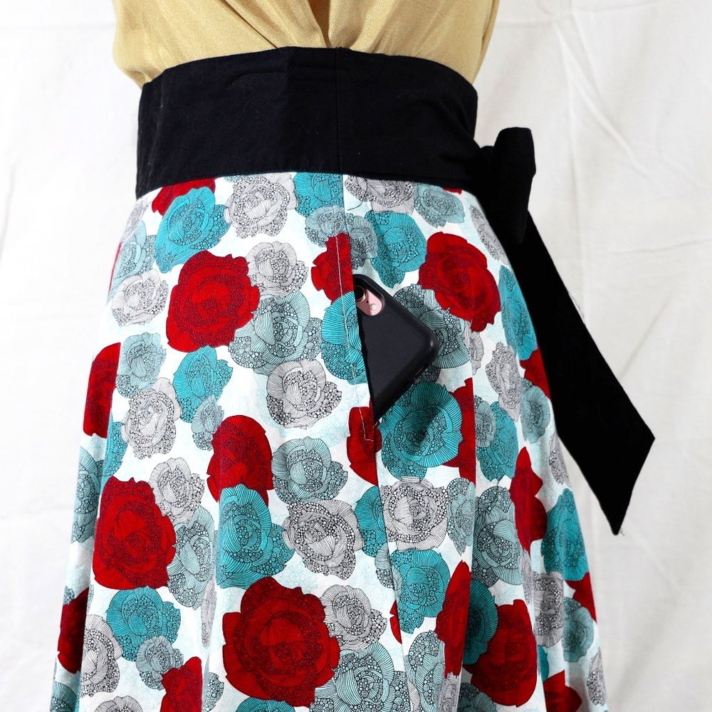 Retrolicious Circle Skirt in Roses, size M